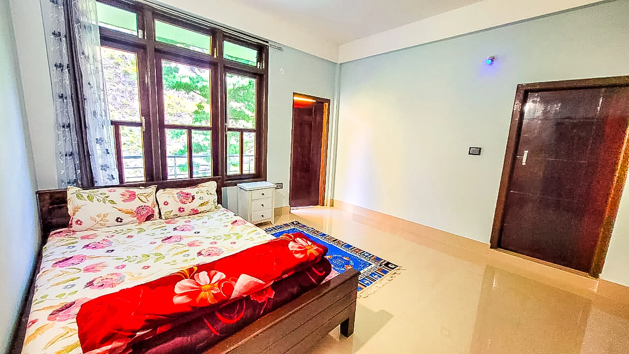 Firong Stay double bedroom with comfortable bedding in Rupa
